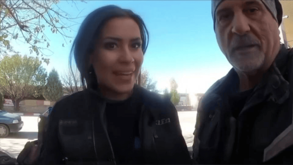 竟然夸赞印度是“伟大国家”她到底怎么了？瓦力棋牌美女网红印度遇袭遭被8人侵犯事后(图2)