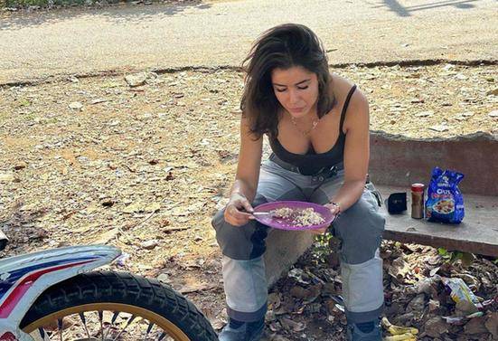 竟然夸赞印度是“伟大国家”她到底怎么了？瓦力棋牌美女网红印度遇袭遭被8人侵犯事后(图9)